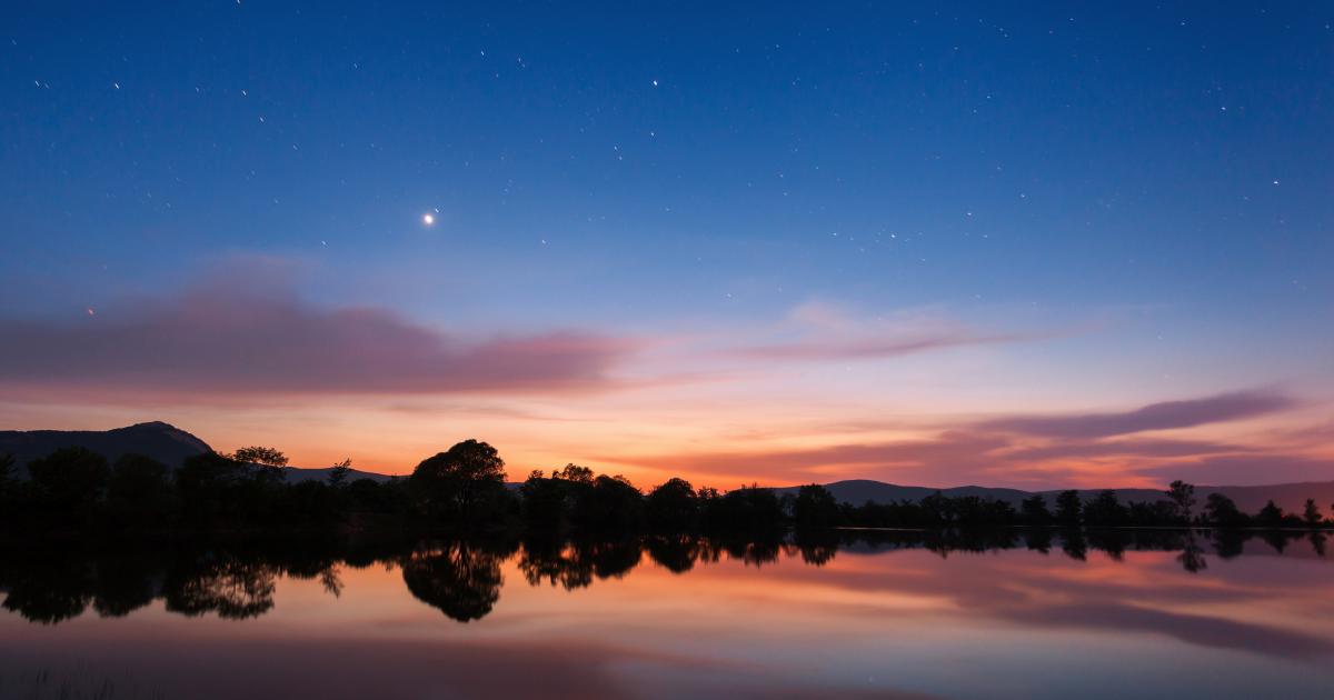 Twilight Twilight reflecting on a lake